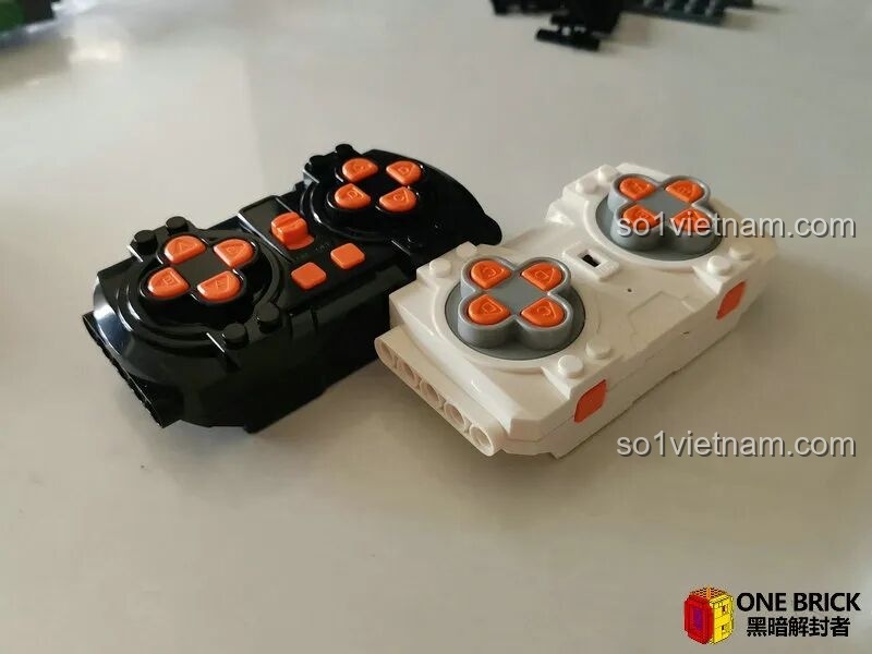 So sánh tay điều khiển của Sluban M38B0851 (màu đen) với tay điều khiển của hãng khác, thiết kế của Sluban nhỏ gọn hơn.