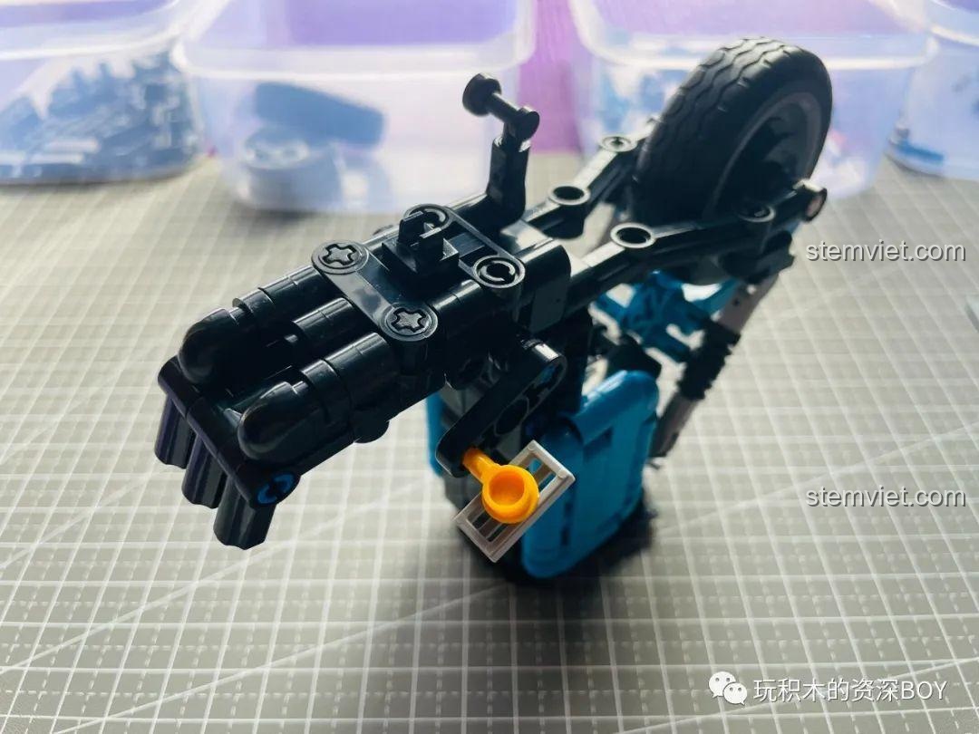 So sánh phần thân và đầu xe của bộ lắp ráp xe điện ZHEGAO QL1266 trước khi kết nối.