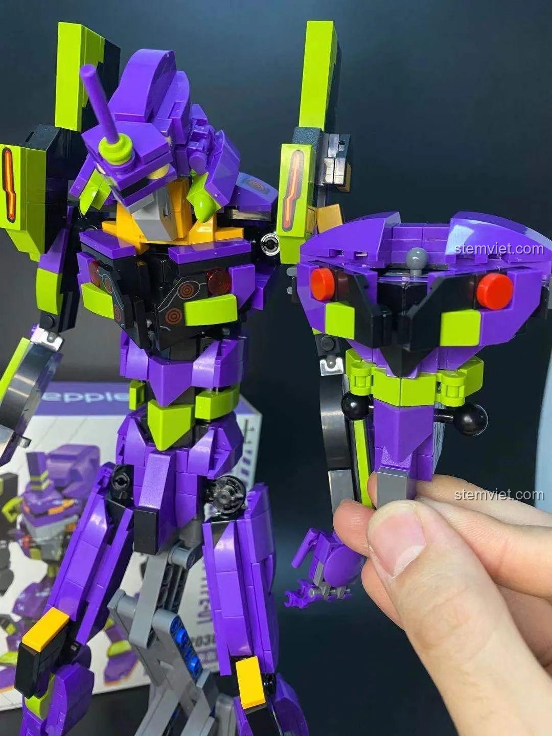 So sánh kích thước phần thân của robot Keeppley K20302 mini và phiên bản Evangelion lớn.