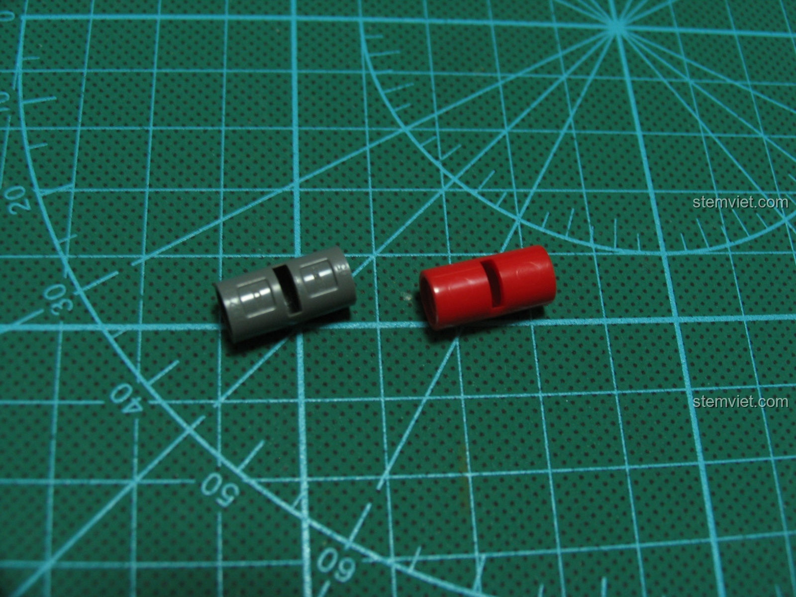 So sánh thanh beam technic của CaDA (màu đen) và LEGO (màu đỏ) về độ hoàn thiện bề mặt.