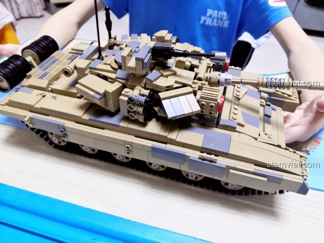 So sánh chi tiết giữa thiết kế gốc và phiên bản cải tiến của xe tăng CaDA T-90 Tank.