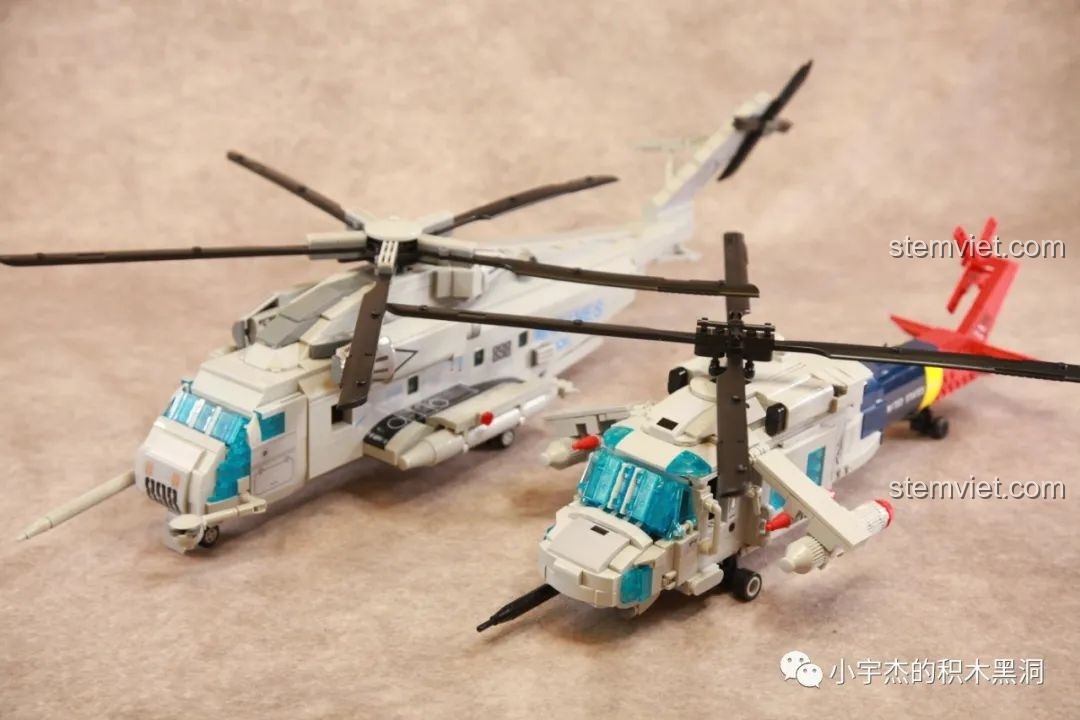 Hai mô hình trực thăng lắp ráp đặt cạnh nhau, làm nổi bật thiết kế độc đáo của bộ WOMA C0897 Black Hawk.