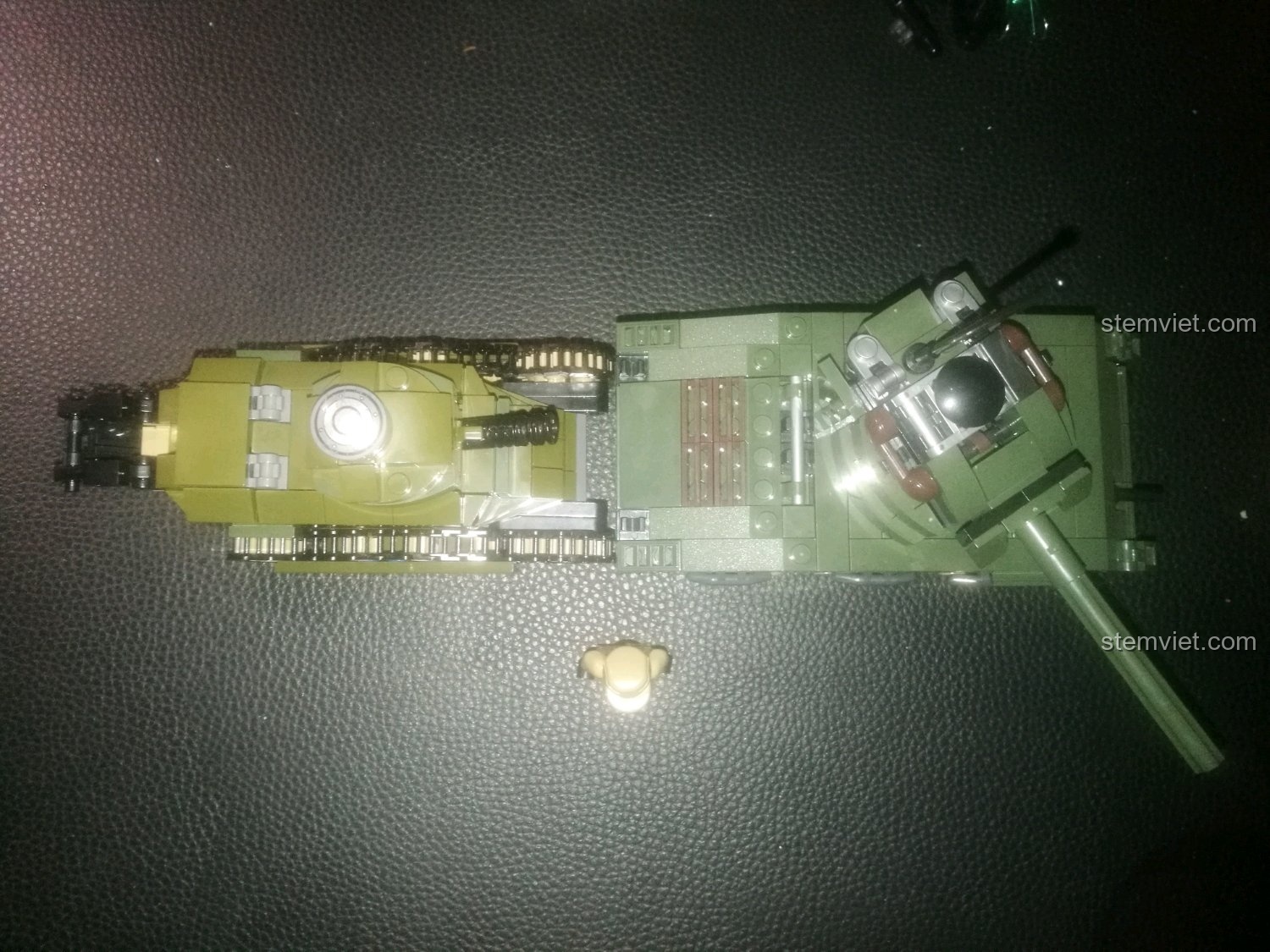 Góc nhìn từ trên cao so sánh hai mô hình xe tăng, làm nổi bật sự khác biệt trong thiết kế và tỷ lệ.