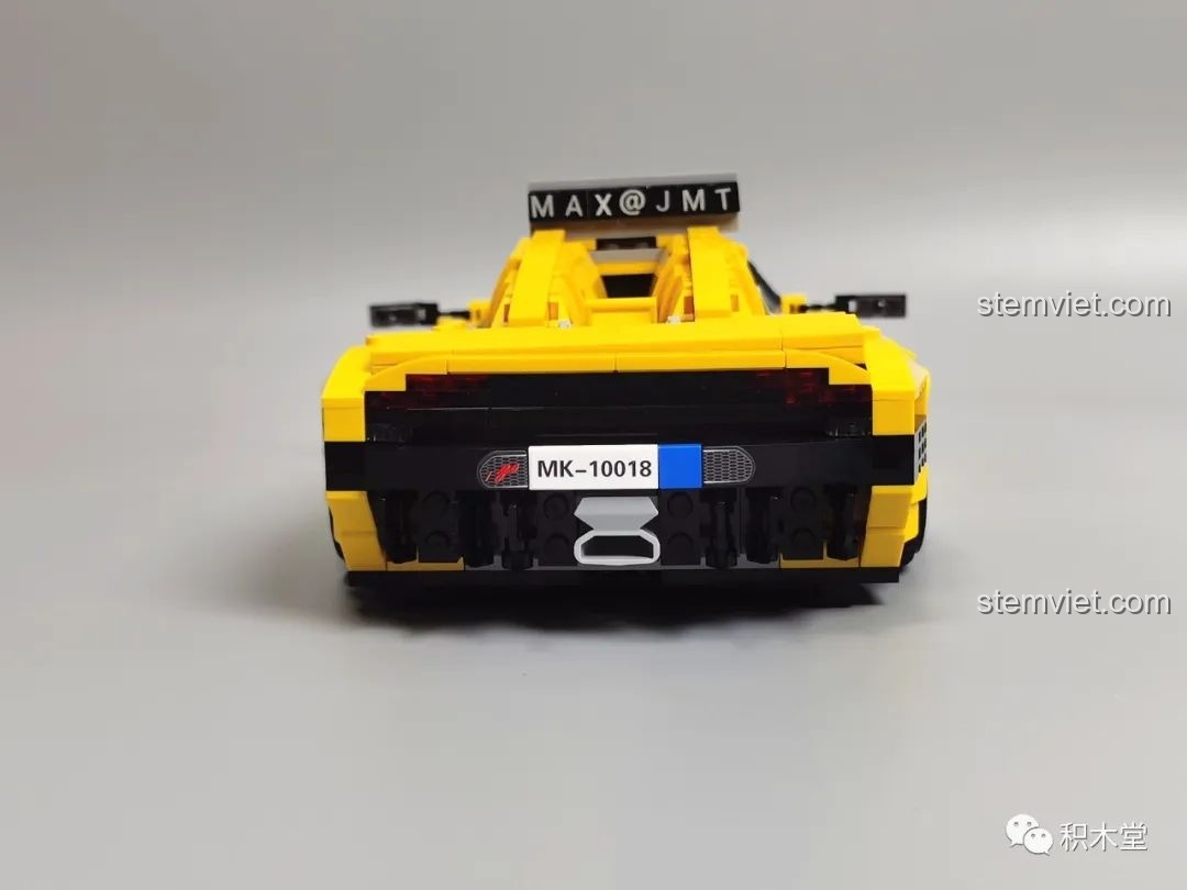 So sánh kích thước mô hình Lego Koenigsegg Regera màu vàng với nhân vật Lego.