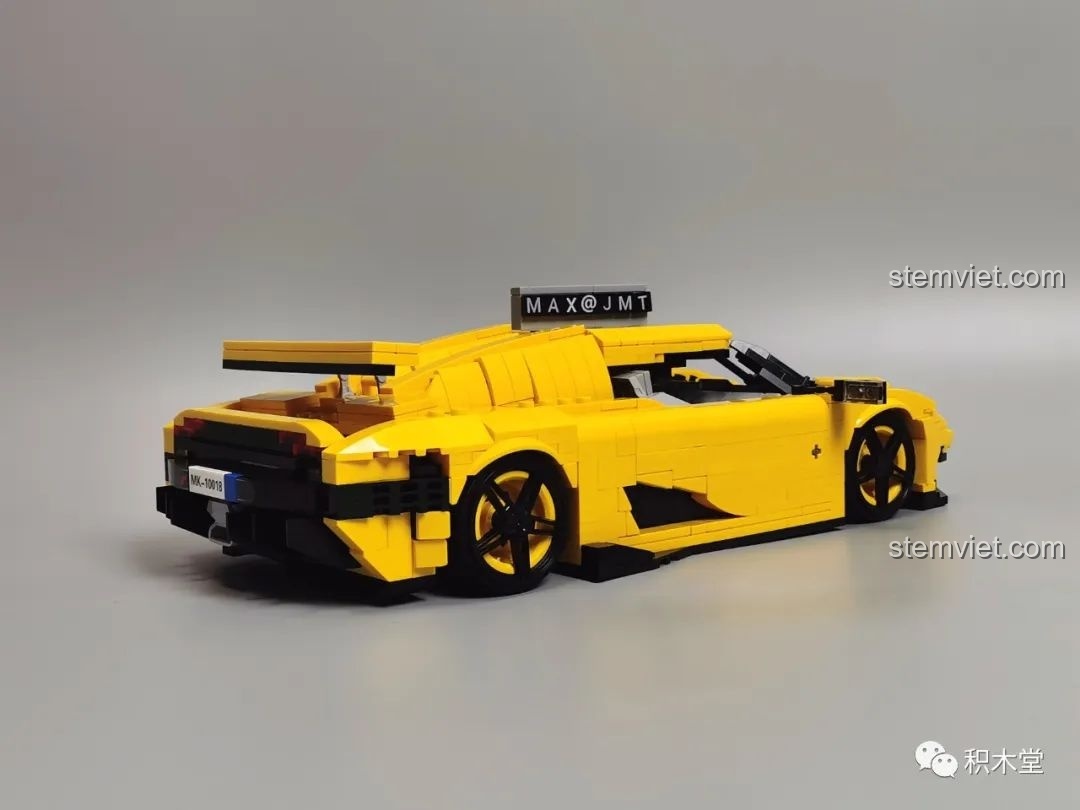 So sánh kích thước mô hình Lego Koenigsegg Regera màu vàng với nhân vật 9cm.