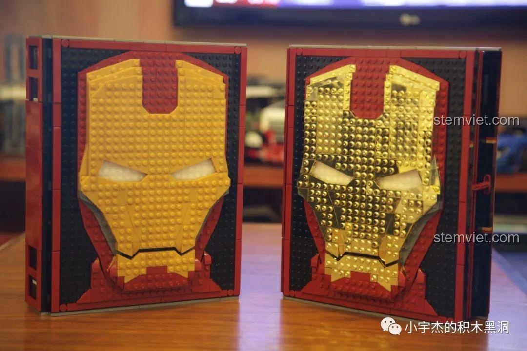 So sánh trực diện hai phiên bản của bìa sách Iron Book: bản gốc (trái) và bản nâng cấp mạ vàng (phải).