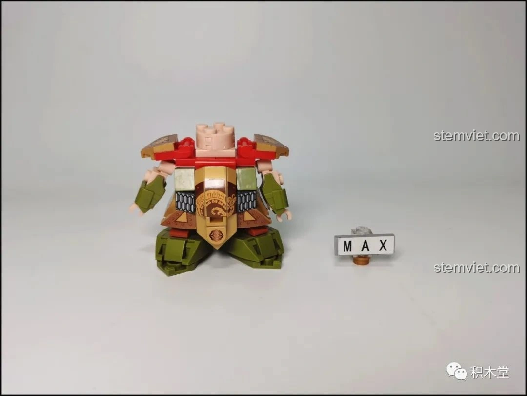 So sánh mô hình Sluban Q-Bricks Trương Phi đang lắp ráp với một mô hình SD Gundam.