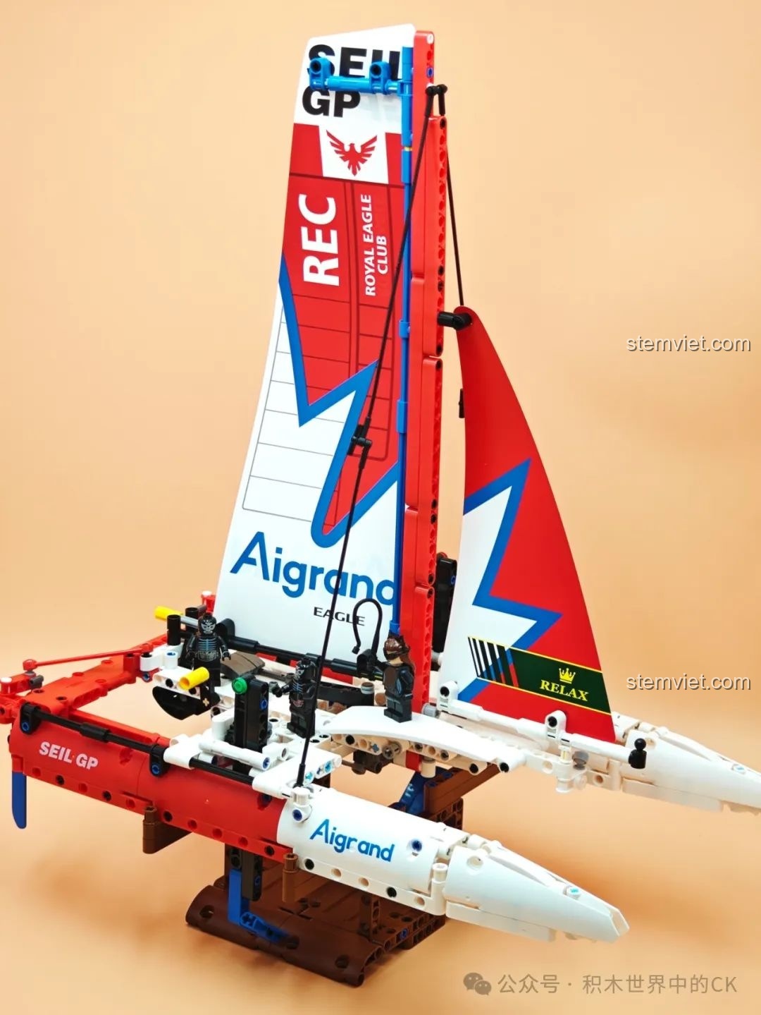 Mô hình thuyền buồm JIESTAR 58124 được đặt cùng các nhân vật minifigure để so sánh tỷ lệ và kích thước.