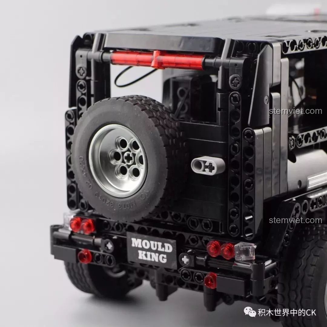 Mô hình nhân vật Bulma từ Dragon Ball đứng cạnh xe Mould King 13070 để so sánh tỷ lệ, trông rất vừa vặn.