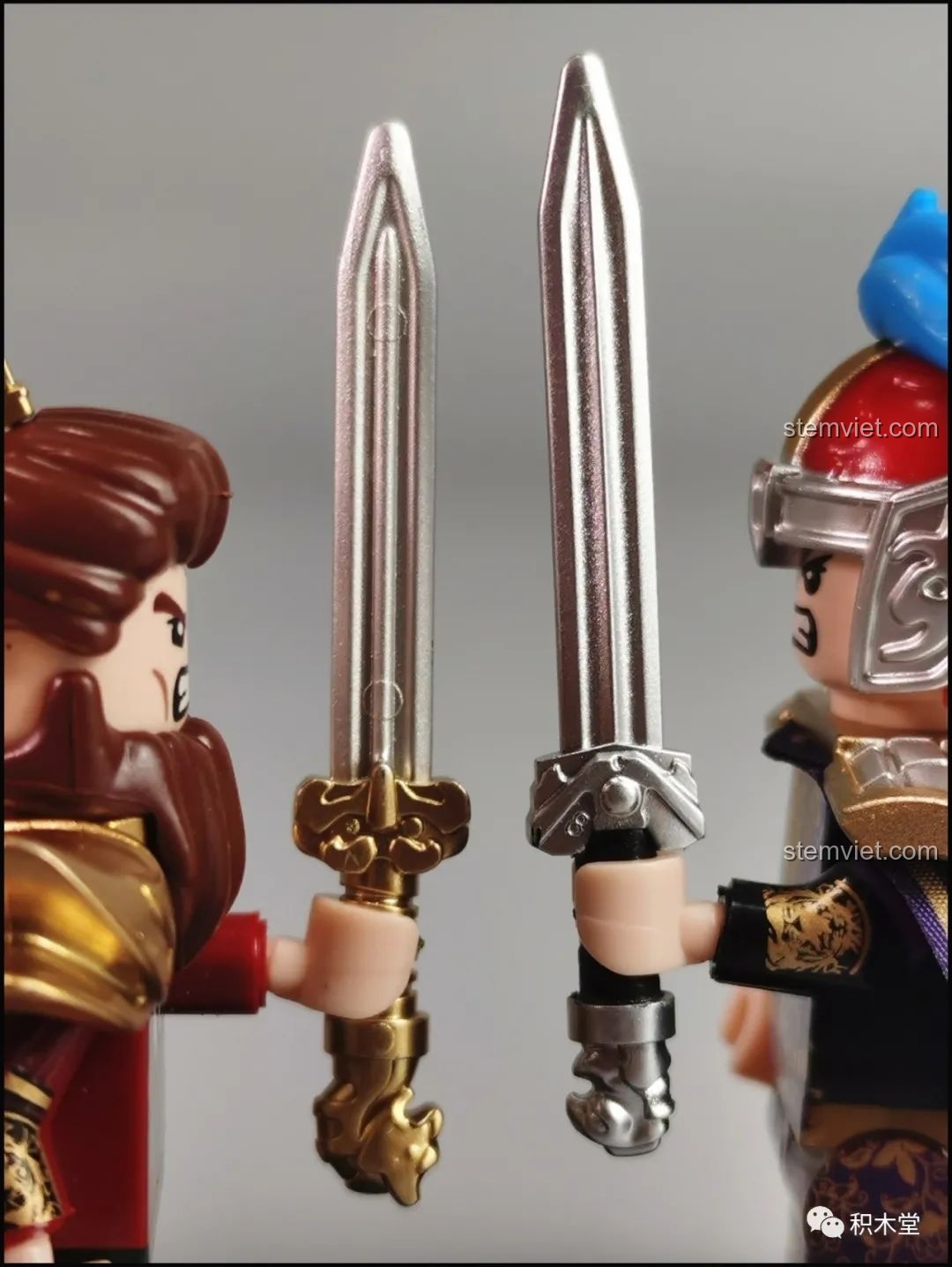 So sánh hai thanh kiếm được tạo khuôn riêng của Tôn Quyền và Chu Du trong bộ DECOOL 2030C, cho thấy sự đa dạng vũ khí.