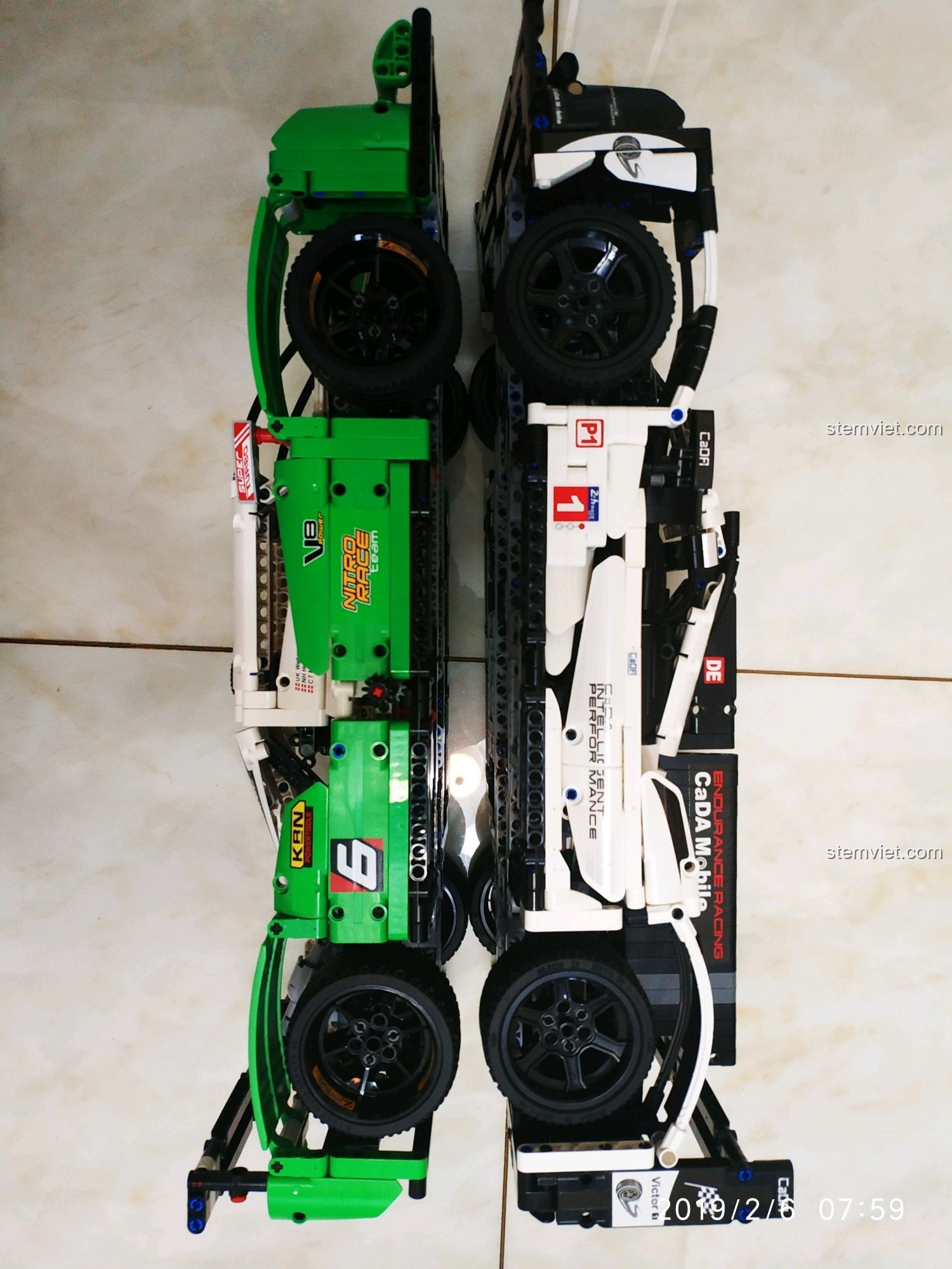 So sánh hai mẫu xe đua LEGO Technic 42039 và CaDA C61016 Porsche 919 Hybrid từ trên xuống, hai xe có màu xanh lá và trắng đen.