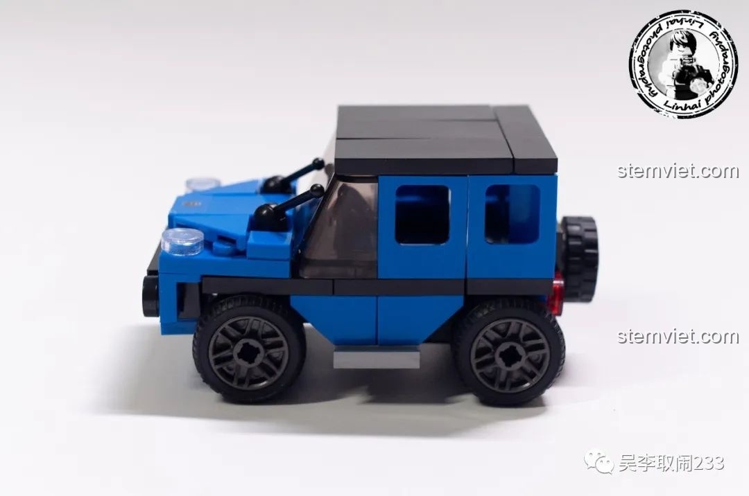 Hai mô hình xe Suzuki Jimny và Jeep Wrangler từ bộ Forange FC8279 đứng cạnh nhau.