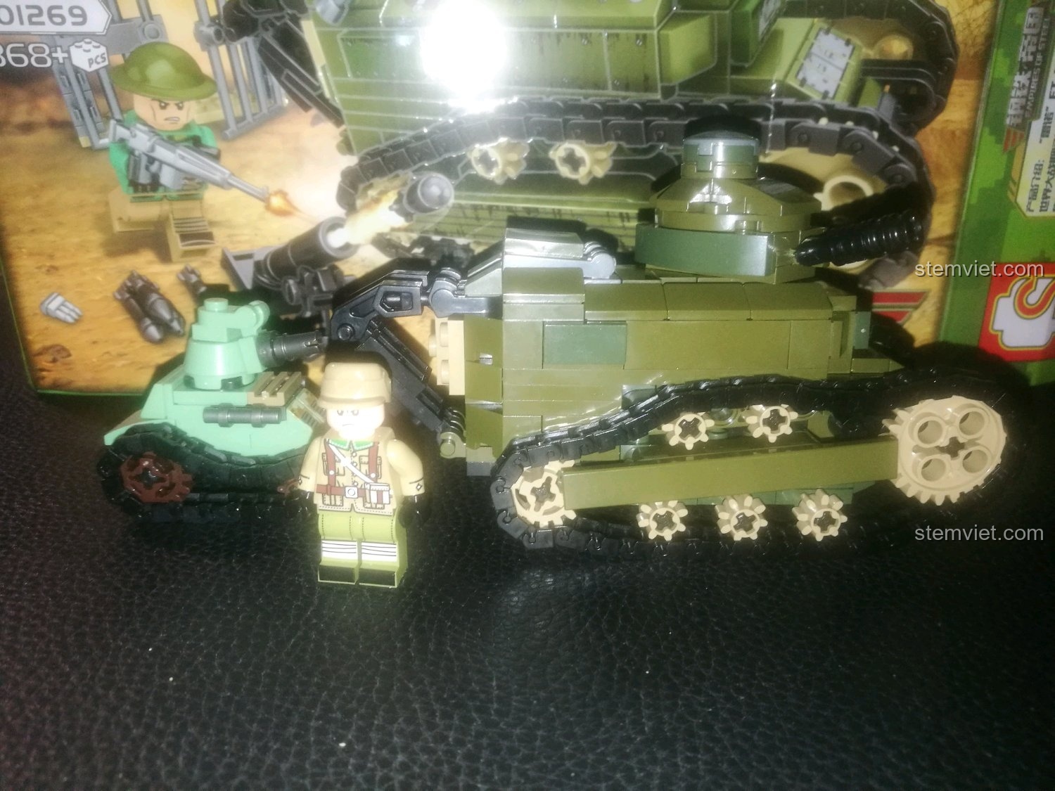 So sánh kích thước giữa xe tăng Renault FT-17 101269 và một phiên bản mini từ bộ SEMBO 101068.