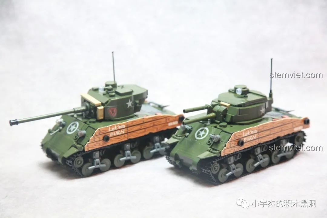 So sánh hai phiên bản của bộ xếp hình Xe tăng Sherman M4A3(76W) Sluban giá tốt: pháo 76mm và phun lửa.