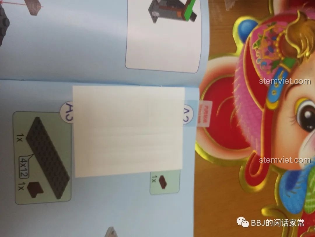 Tờ sticker được đặt cẩn thận bên trong sách hướng dẫn của bộ QMAN 4906, một điểm cộng trong bài review.