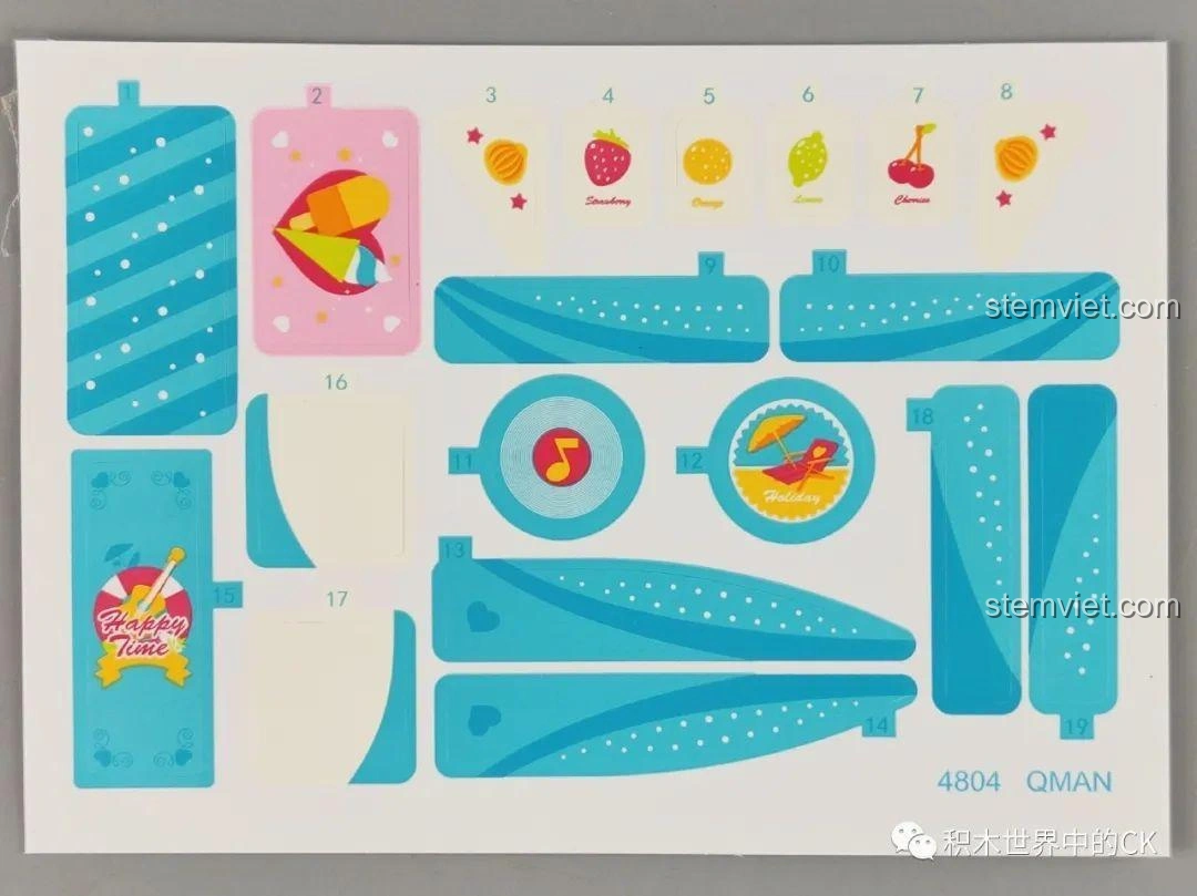 Tờ sticker đi kèm bộ lắp ráp Biệt Thự Bãi Biển QMAN 4804, với các hình ảnh trang trí dễ thương như trái cây, biểu tượng âm nhạc.