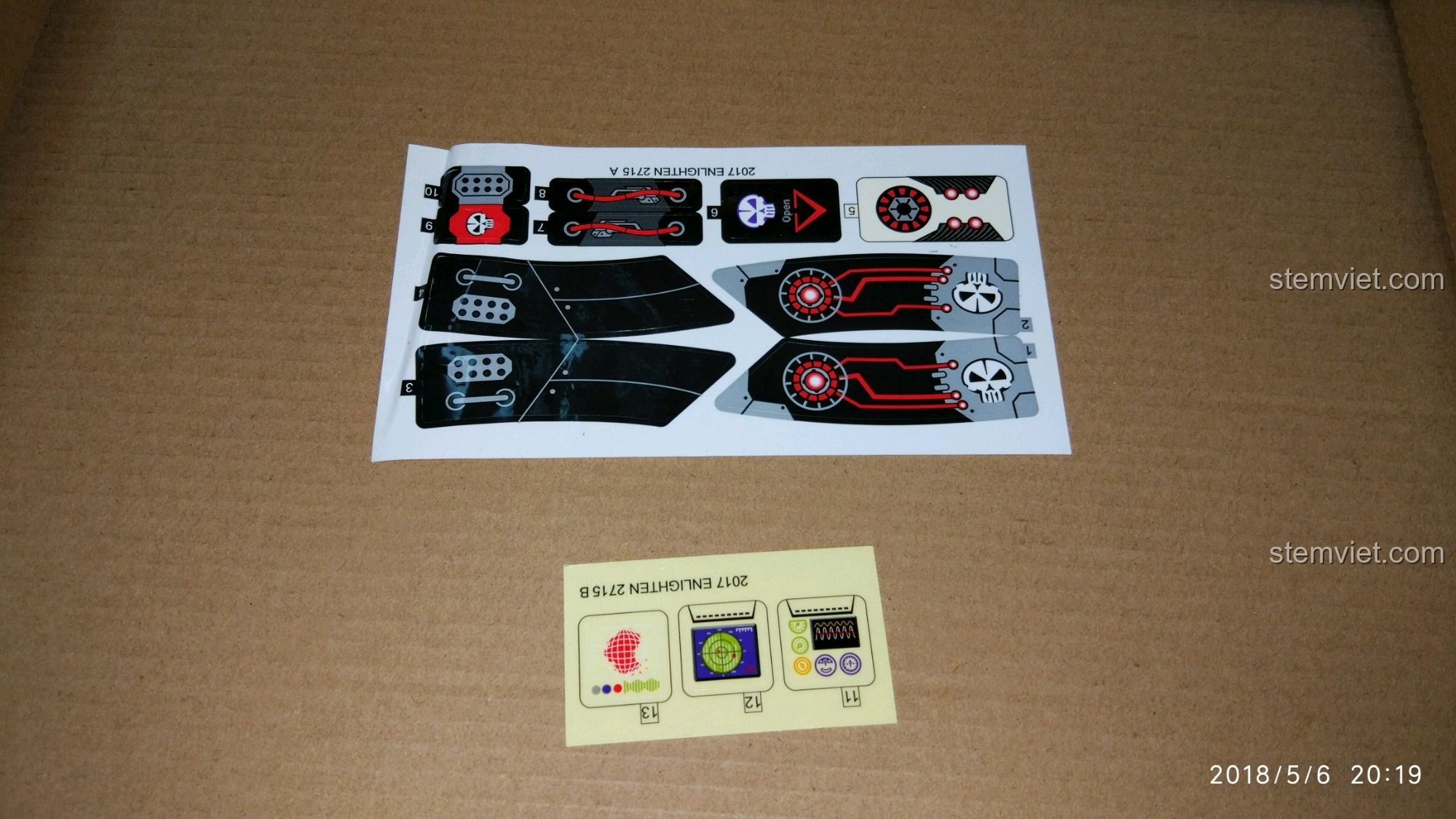 Bên trong hộp QMAN 2715 là các tấm sticker để trang trí cho mô hình pháo laser và các chi tiết khác.
