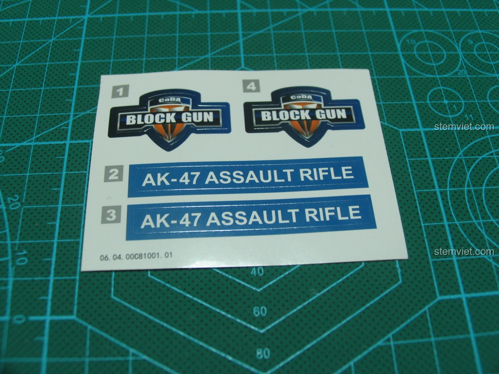Tấm sticker đi kèm bộ lắp ráp Súng trường tấn công AK-47 CaDA C81001, với logo Block Gun và tên súng AK-47 Assault Rifle.