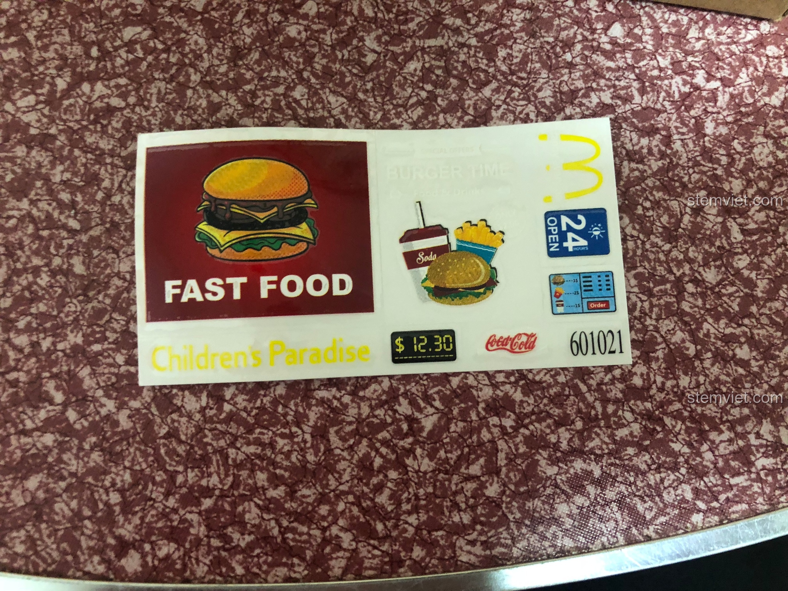 Tấm sticker của bộ Sembo 601021 với hình hamburger, combo đồ ăn và logo chữ M màu vàng.