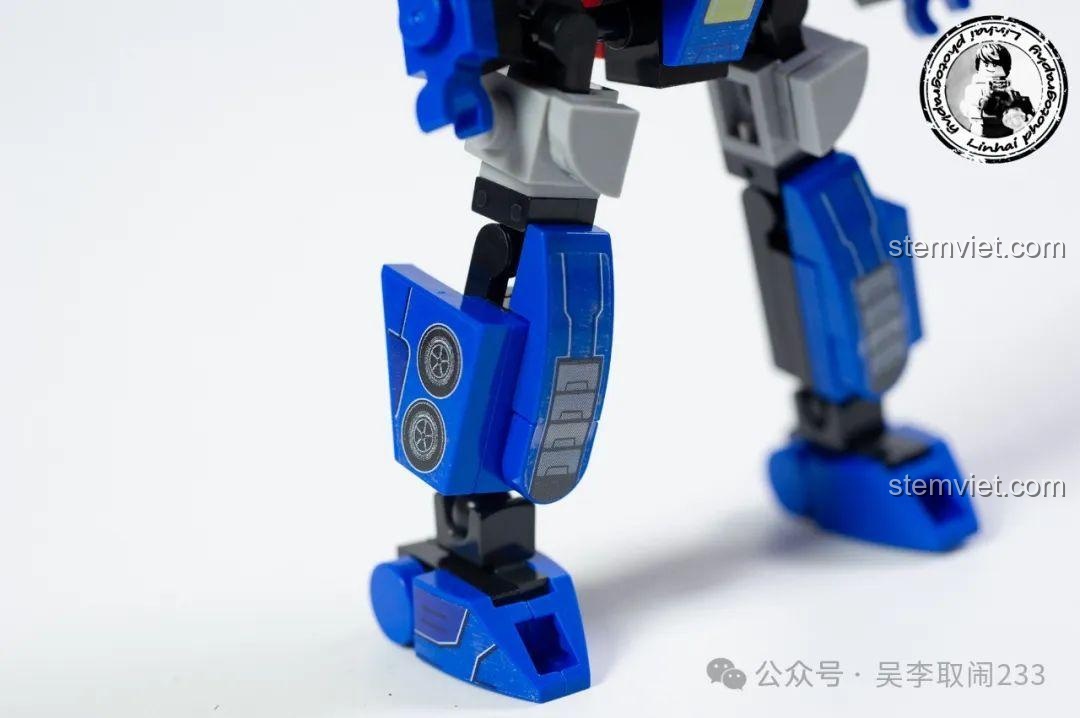 Cận cảnh chân của Robot Optimus Prime với sticker mô phỏng bánh xe và chi tiết cơ khí.