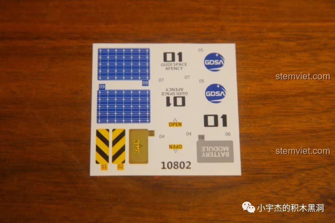 Tờ sticker chất lượng cao của bộ GUDI 10802 với các chi tiết như tấm pin mặt trời, logo và bảng điều khiển.