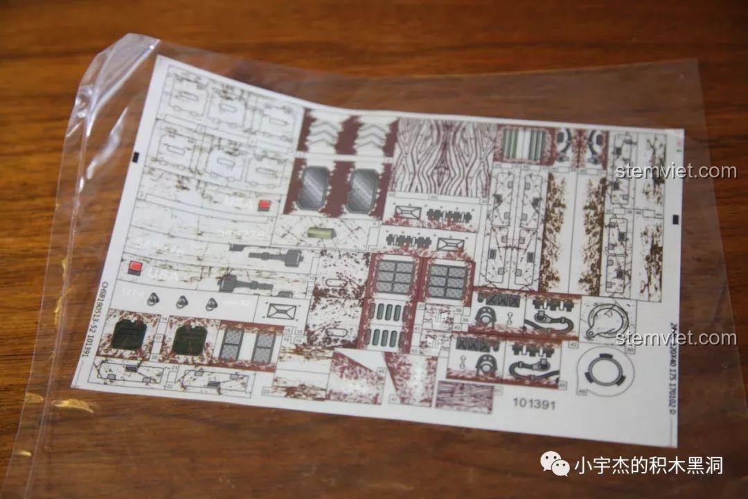 Tấm sticker trong suốt chất lượng cao trong bộ đồ chơi mô hình xe quân sự Thế chiến II cho trẻ 6 tuổi.