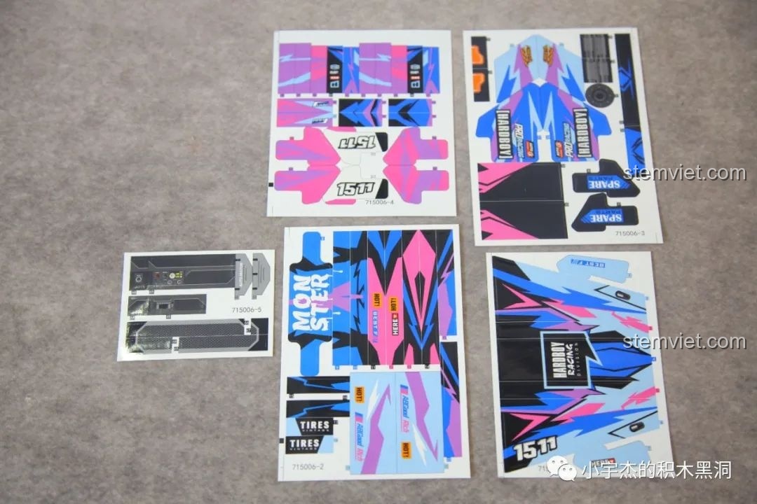 Các tấm sticker đi kèm bộ xếp hình Xe Bán Tải Địa Baja 715006, màu sắc rực rỡ và chi tiết.