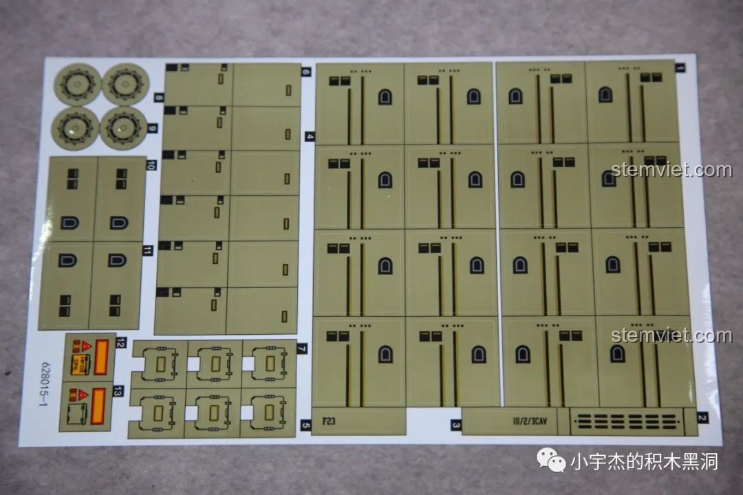 Tấm sticker đầu tiên với các chi tiết màu vàng cát cho bộ lắp ráp xe quân sự 628015.