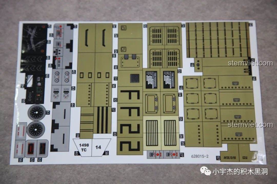 Tấm sticker thứ hai với các chi tiết bảng điều khiển và ký hiệu cho mô hình xe tải quân sự Panlos.