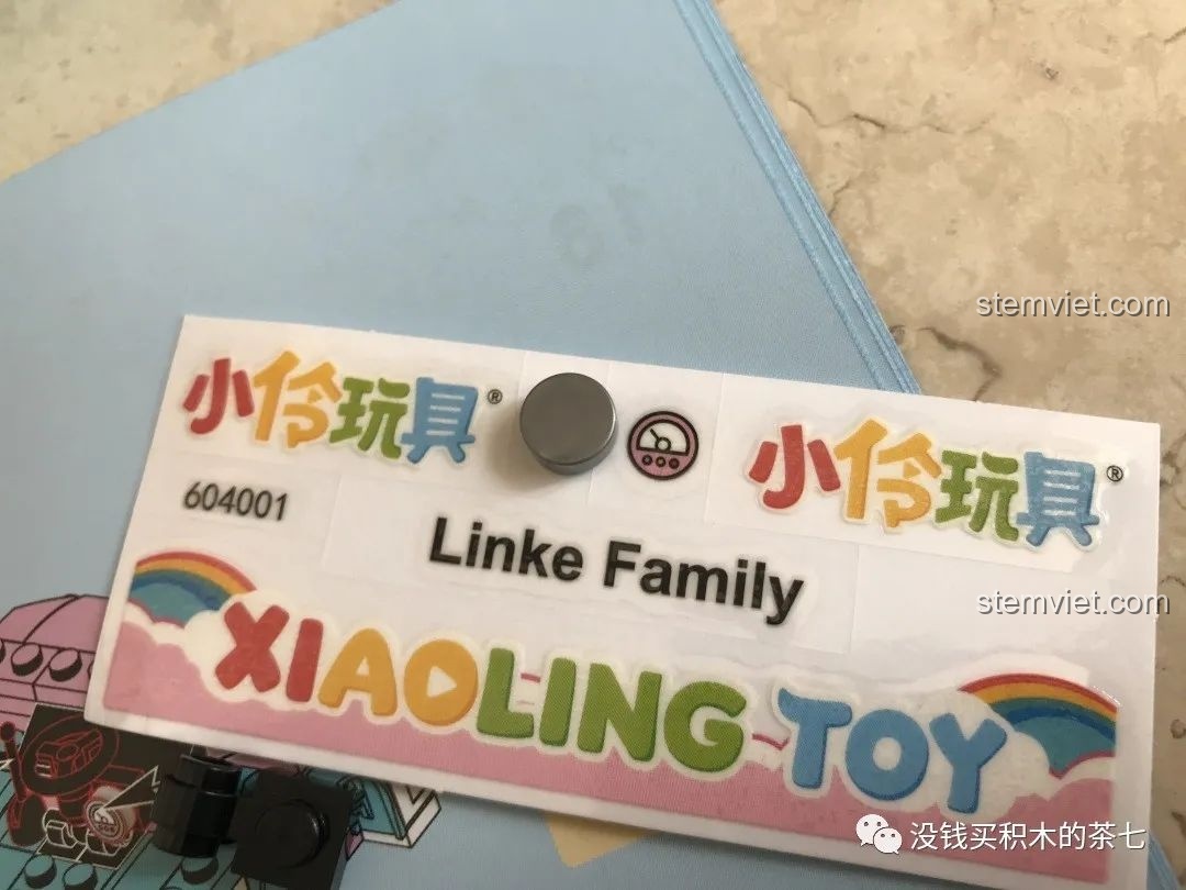 Tờ sticker dán chuyển cho các chi tiết nhỏ của bộ lắp ráp Sân khấu di động màu hồng.