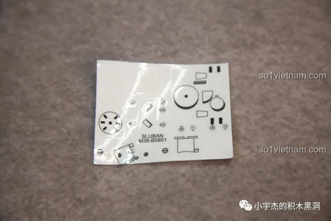 Tấm sticker decal nước của bộ Sluban M38-B0851 bị cong vênh, có thể gây khó khăn khi dán lên mô hình.