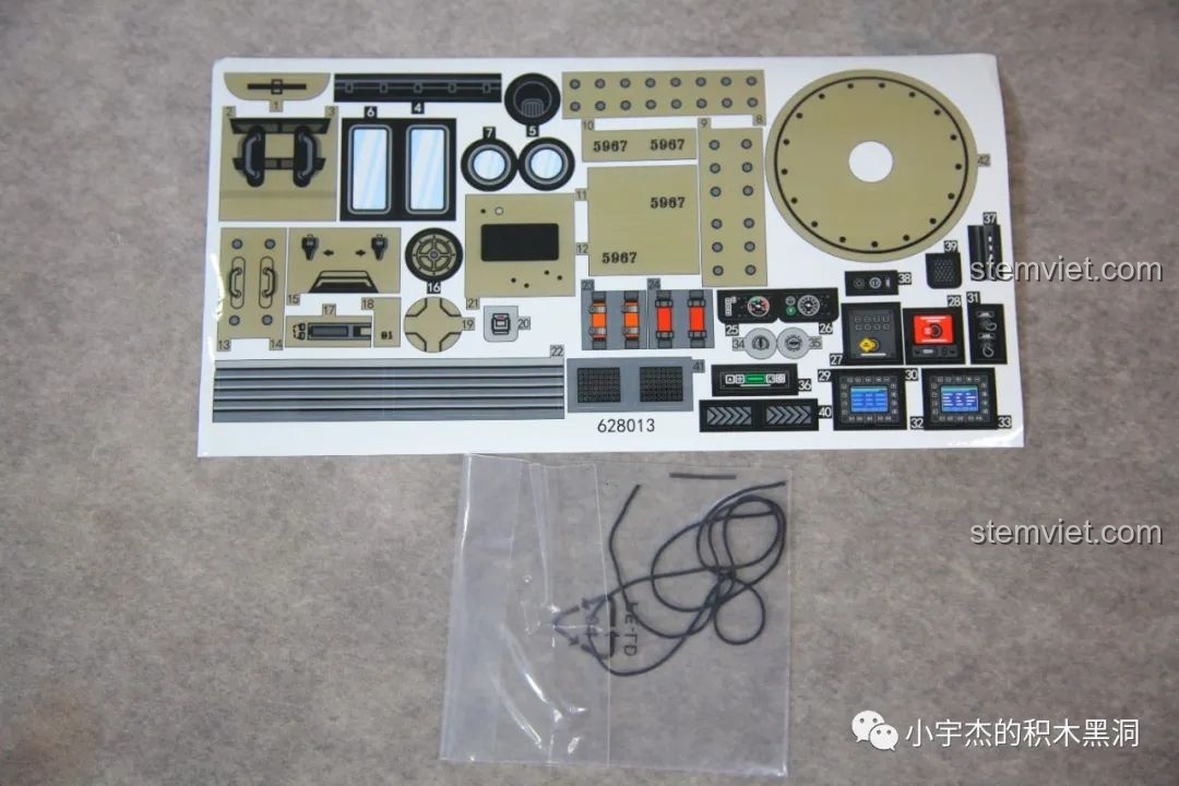 Tấm decal sticker và phụ kiện dây đi kèm trong bộ lắp ráp Xe địa hình quân sự JLTV Panlos Brick.