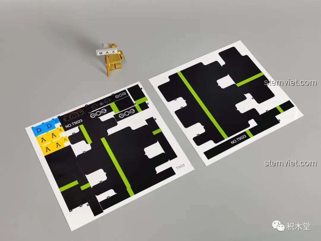 Hai tấm sticker đi kèm bộ đồ chơi lắp ghép Siêu xe Audi RS6 Avant T5023, chất lượng in sắc nét.