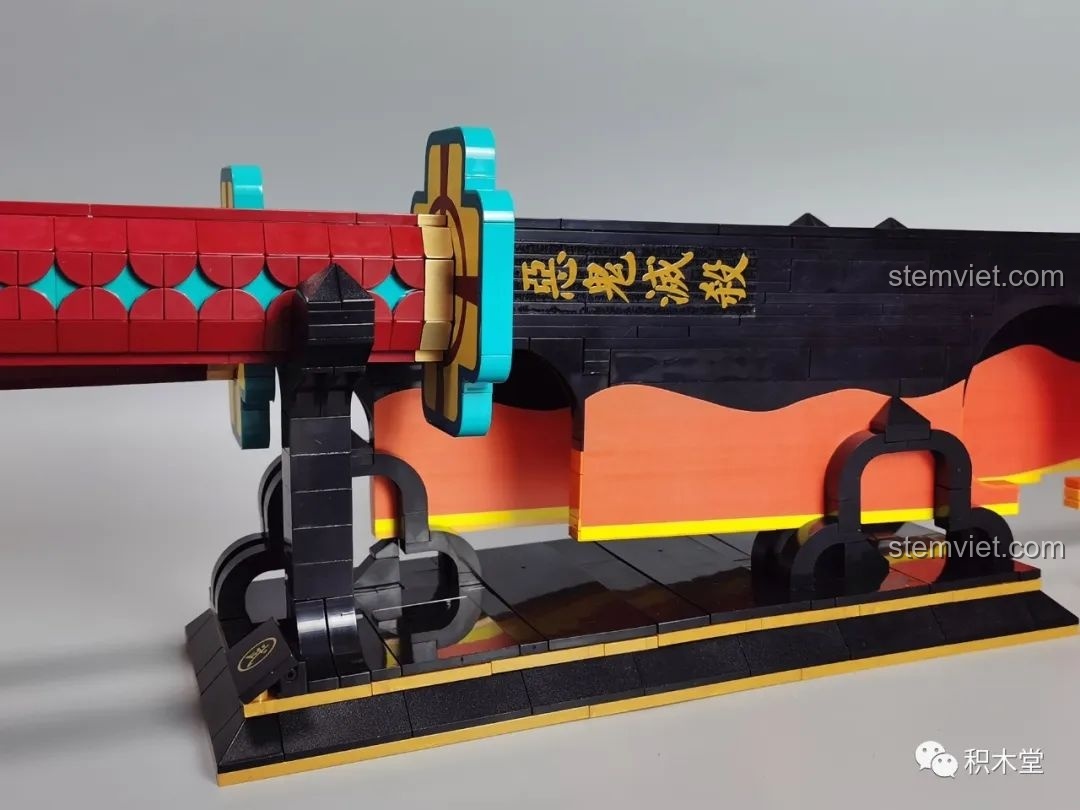 Chi tiết sticker chữ Hán 'Diệt Sát Quỷ' trên lưỡi đao của mô hình Thanh gươm diệt quỷ của Âm Trụ.