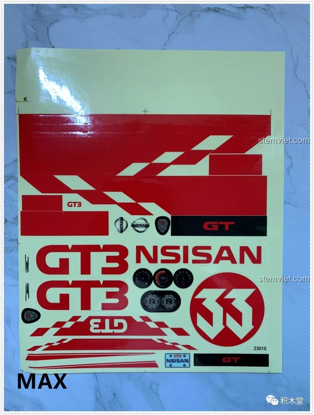 Bộ sticker đi kèm bộ lắp ráp Qizhile 23010 Nissan GT-R, bao gồm các logo 'độ' và chi tiết trang trí xe.