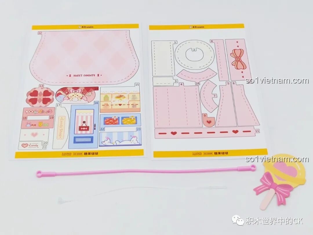 Tờ sticker bằng giấy bìa cứng của bộ Wekki 516909, dùng để tạo hình cho thân túi xách và các chi tiết kẹo ngọt.