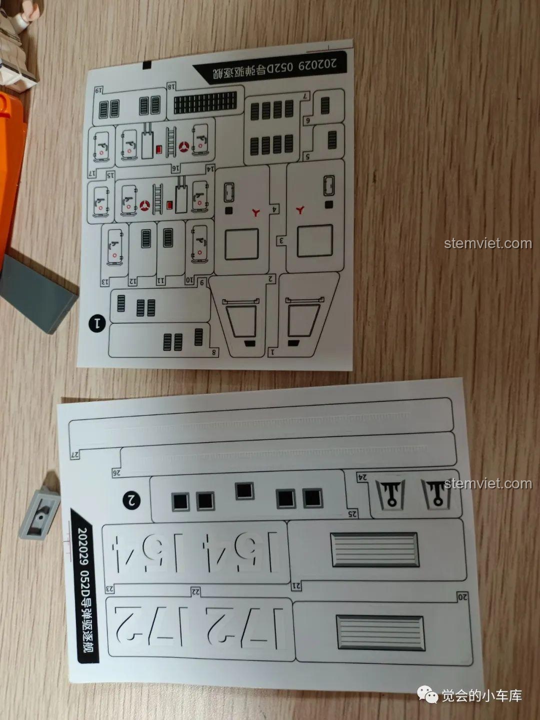 Hai tấm sticker đi kèm bộ lắp ráp SEMBO 202029, bao gồm các chi tiết cửa sổ, số hiệu tàu và các ký hiệu kỹ thuật khác.