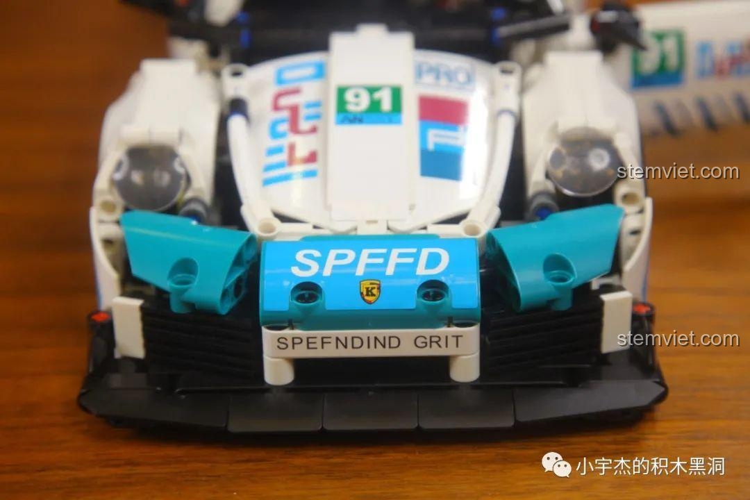 Cận cảnh phần đầu xe KBOX 10214, cho thấy sự khác biệt màu sắc giữa sticker và chi tiết nhựa.