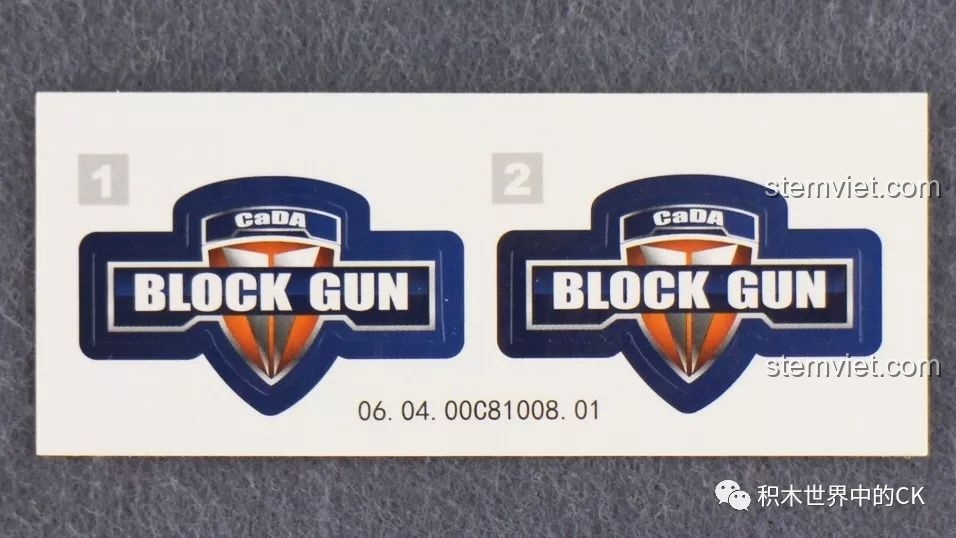 Tấm sticker logo Block Gun đi kèm trong bộ đồ chơi xây dựng Súng UZI C81008, mang lại vẻ ngoài cá tính.