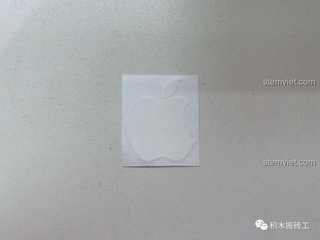 Sticker logo Táo Khuyết riêng biệt trong bộ đồ chơi Kiến trúc Apple Store cho bé 14 tuổi.