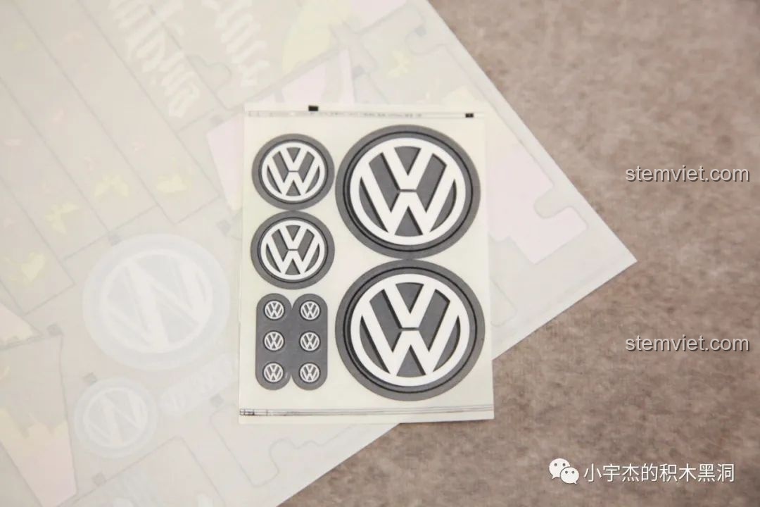Tấm sticker nhỏ chứa logo Volkswagen nguyên bản, một chi tiết tặng kèm trong bộ K Box 10510.