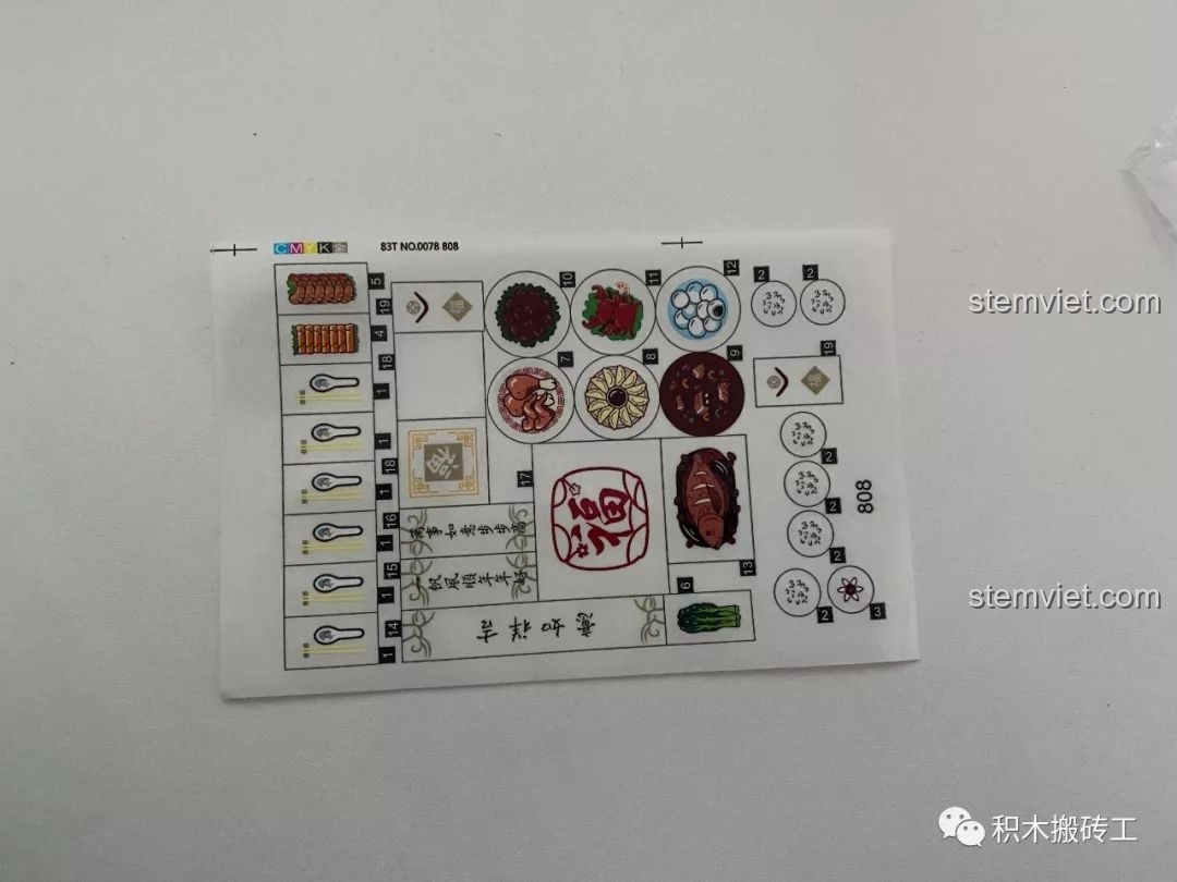 Tấm sticker đi kèm bộ Mô hình Sách Pop-up Tết với các chi tiết món ăn, câu đối, và vật trang trí.