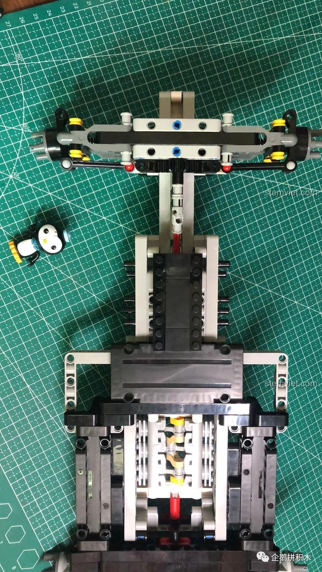 Tấm sticker của bộ lắp ráp Mould King 13117 F1 Xe Đua, chất lượng in ấn không cao.