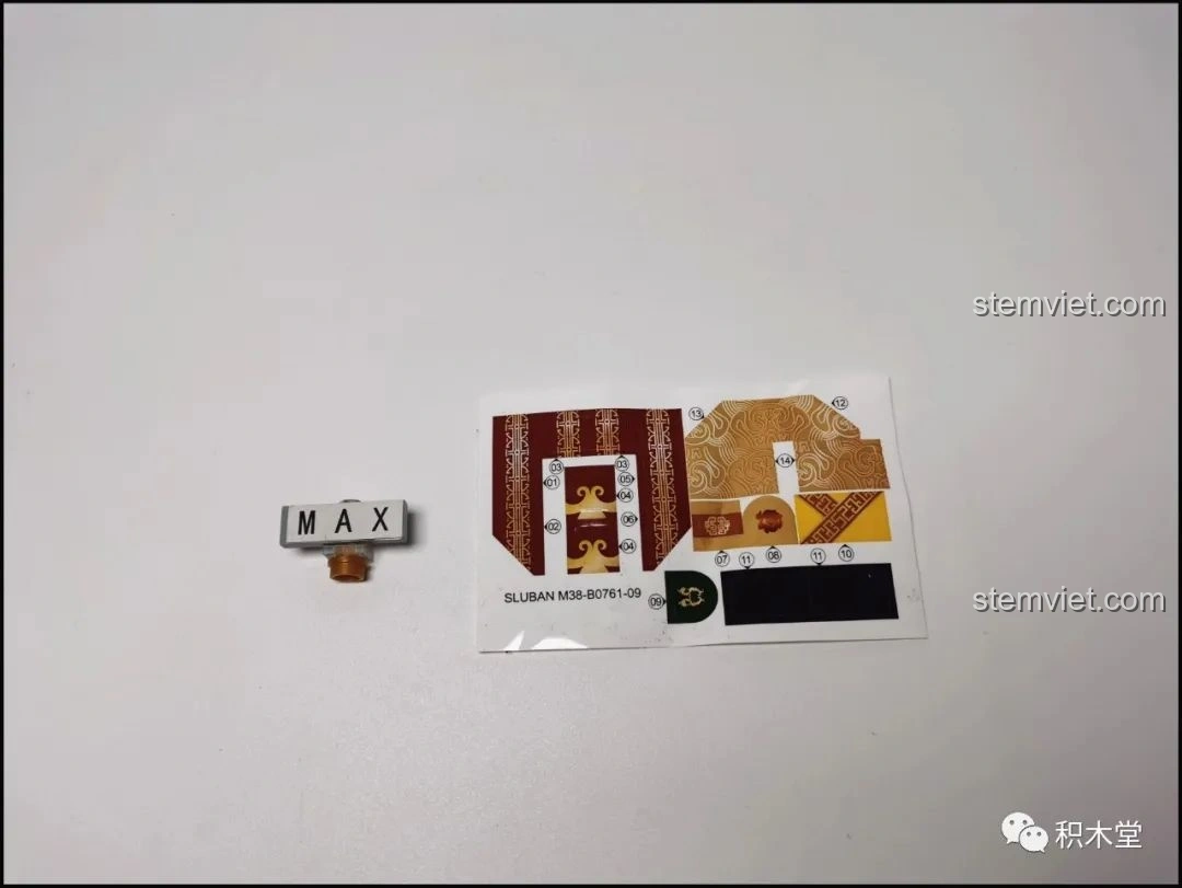 Tấm sticker đi kèm mô hình lắp ráp Sluban Q-Bricks Lưu Bị, dùng để trang trí chi tiết.