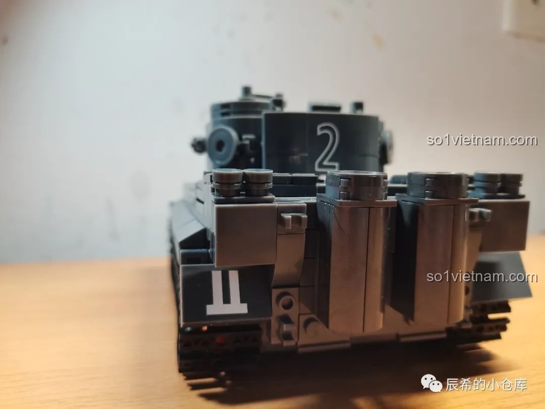 Sticker số hiệu được dán trên tháp pháo của xe tăng Sluban M38-B0851, tăng thêm tính chân thực cho mô hình.