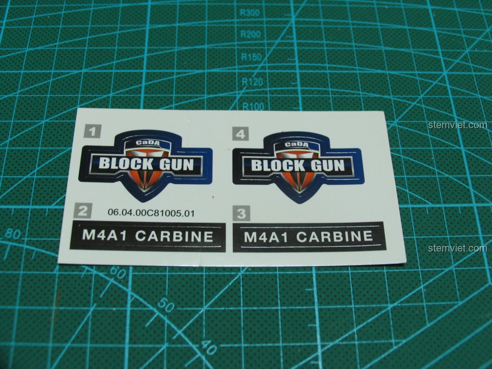 Tấm sticker chất lượng cao đi kèm trong bộ lắp ráp Súng Trường Tấn Công M4A1 cho bé 8+.