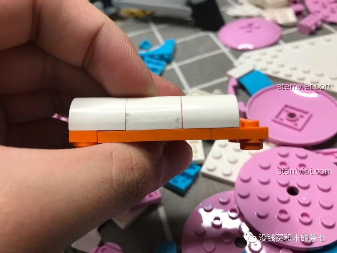 Sticker bị thất lạc được tìm thấy trên một viên gạch khác, cho thấy sự lộn xộn trong khâu đóng gói.