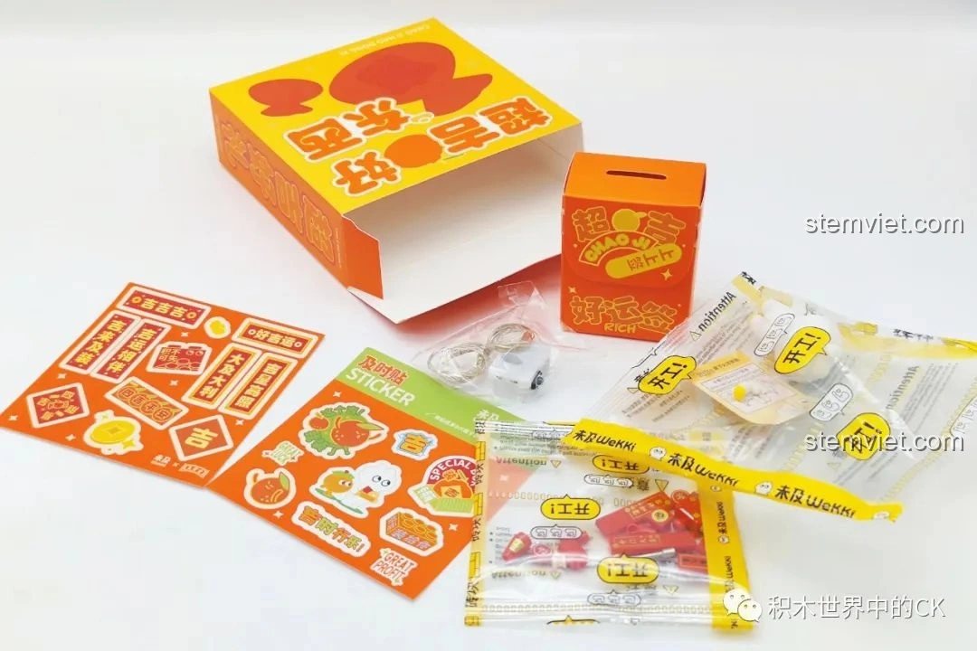 Sticker và thẻ nhỏ đi kèm bộ lắp ráp Wekki 506051 Quán Trà Thảo Mộc Vương Lão Cát với thông điệp may mắn.