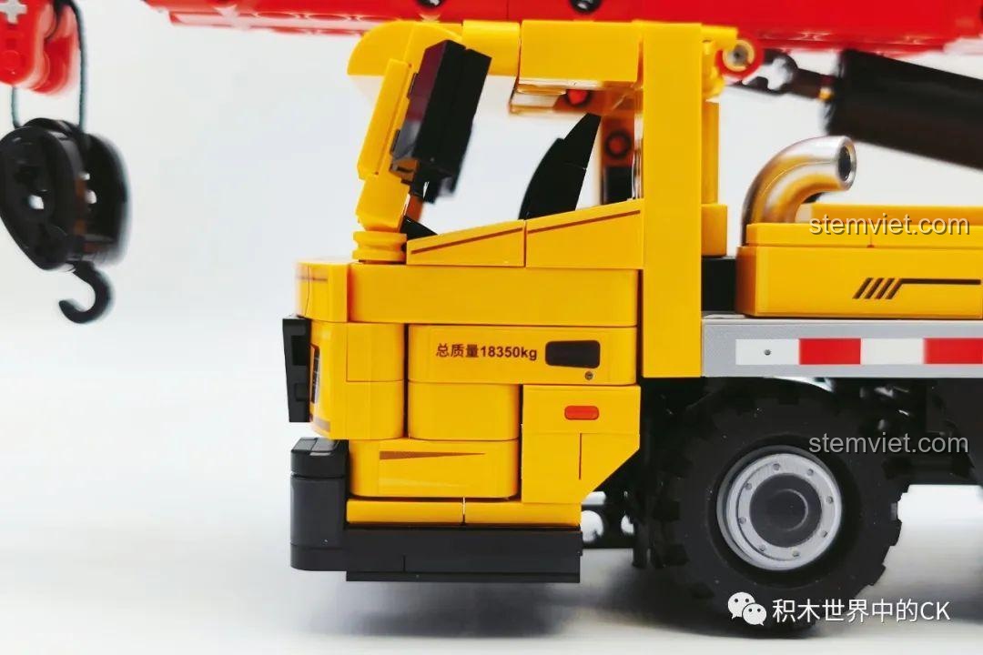 Cận cảnh bên hông cabin xe cẩu SEMBO 712022 với sticker thông số kỹ thuật chi tiết.