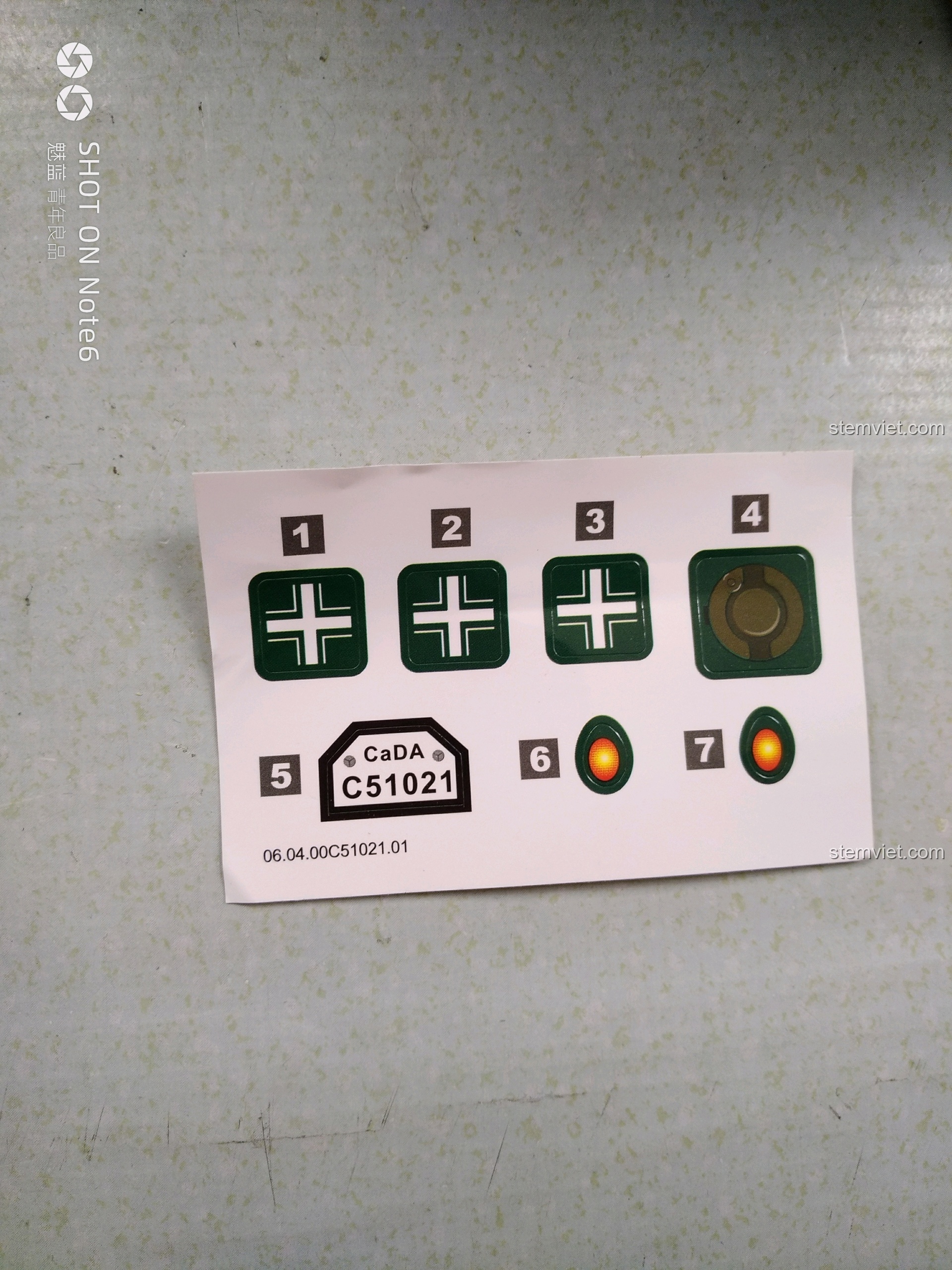 Tấm sticker đi kèm bộ lắp ráp Xe Mô tô Quân sự Thế chiến II CaDA C51021 với các biểu tượng và chi tiết trang trí.